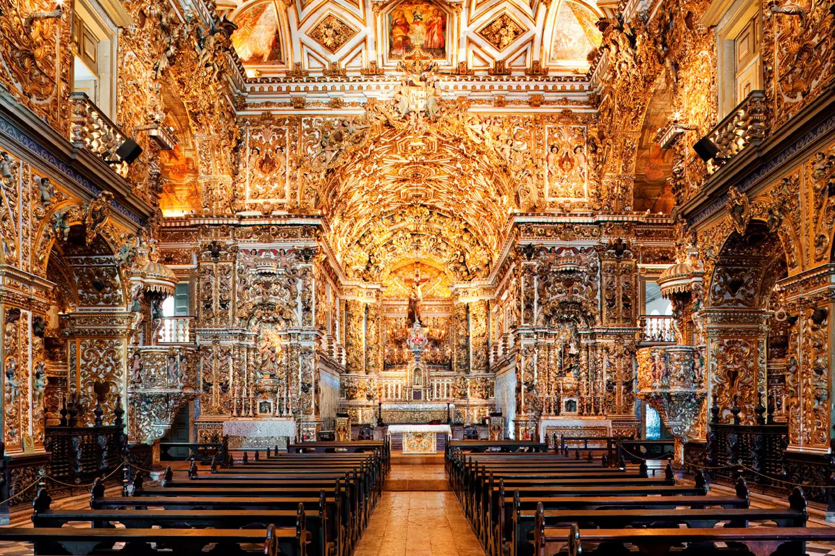 Interior da Igreja de São Francisco, no Pelourinho, e seus adornos em ouro