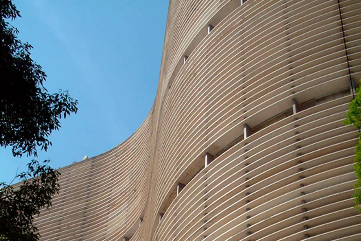 Vista da icônica fachada do Edifício Copan, projetado por Oscar Niemeyer