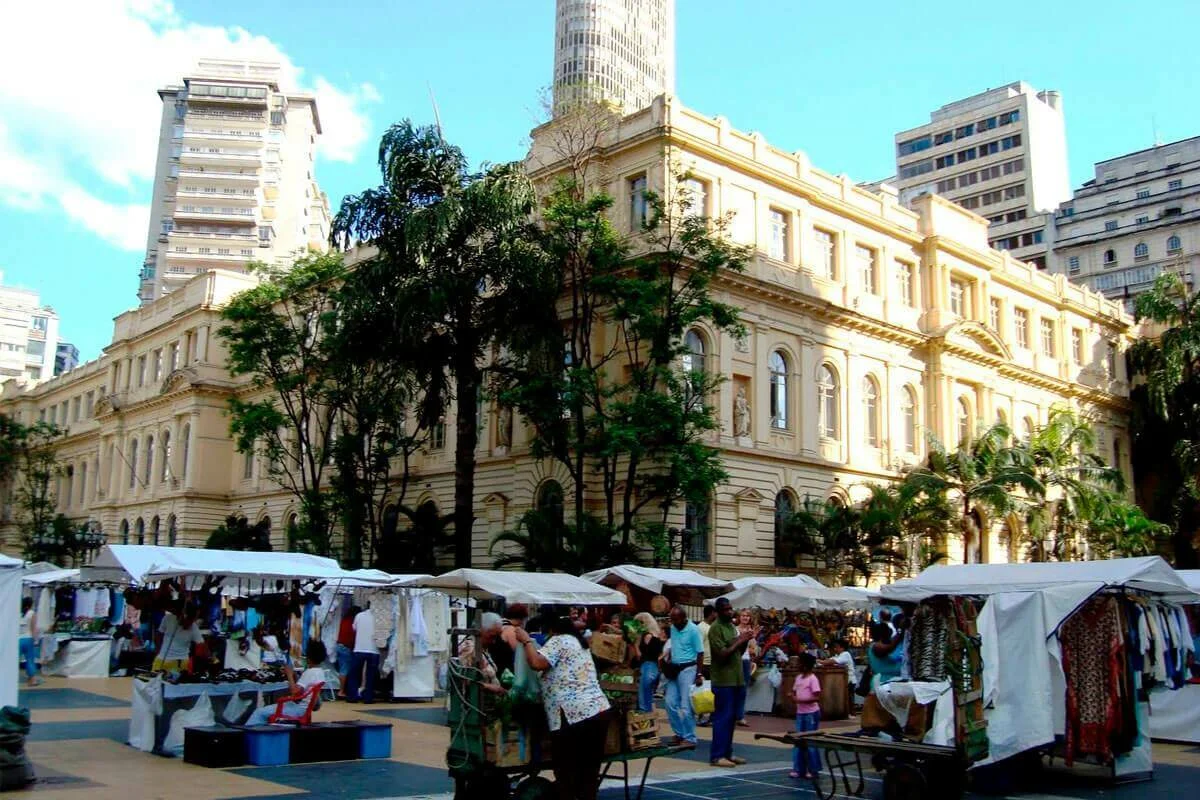 Praça da República e a feira de artesanato que ocorre aos fins de semana